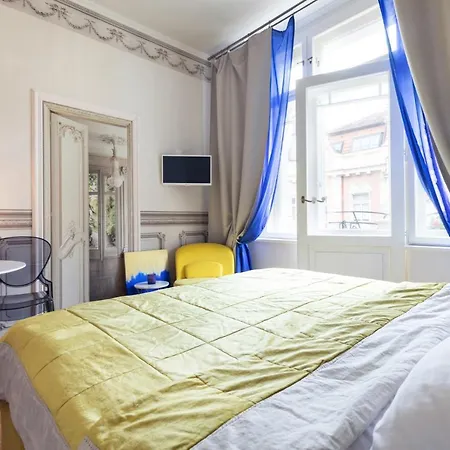 Vista Riverside Andel Suites *