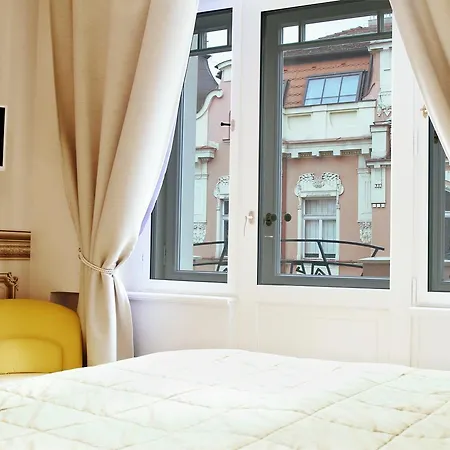 Vista Riverside Andel Suites *
