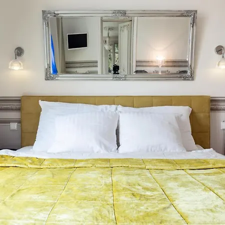 Vista Riverside Andel Suites